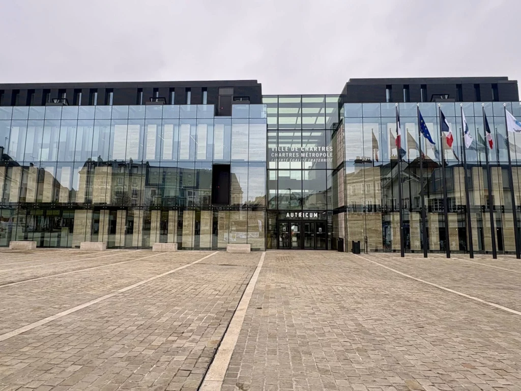Nouveau maire à la mairie de chartres